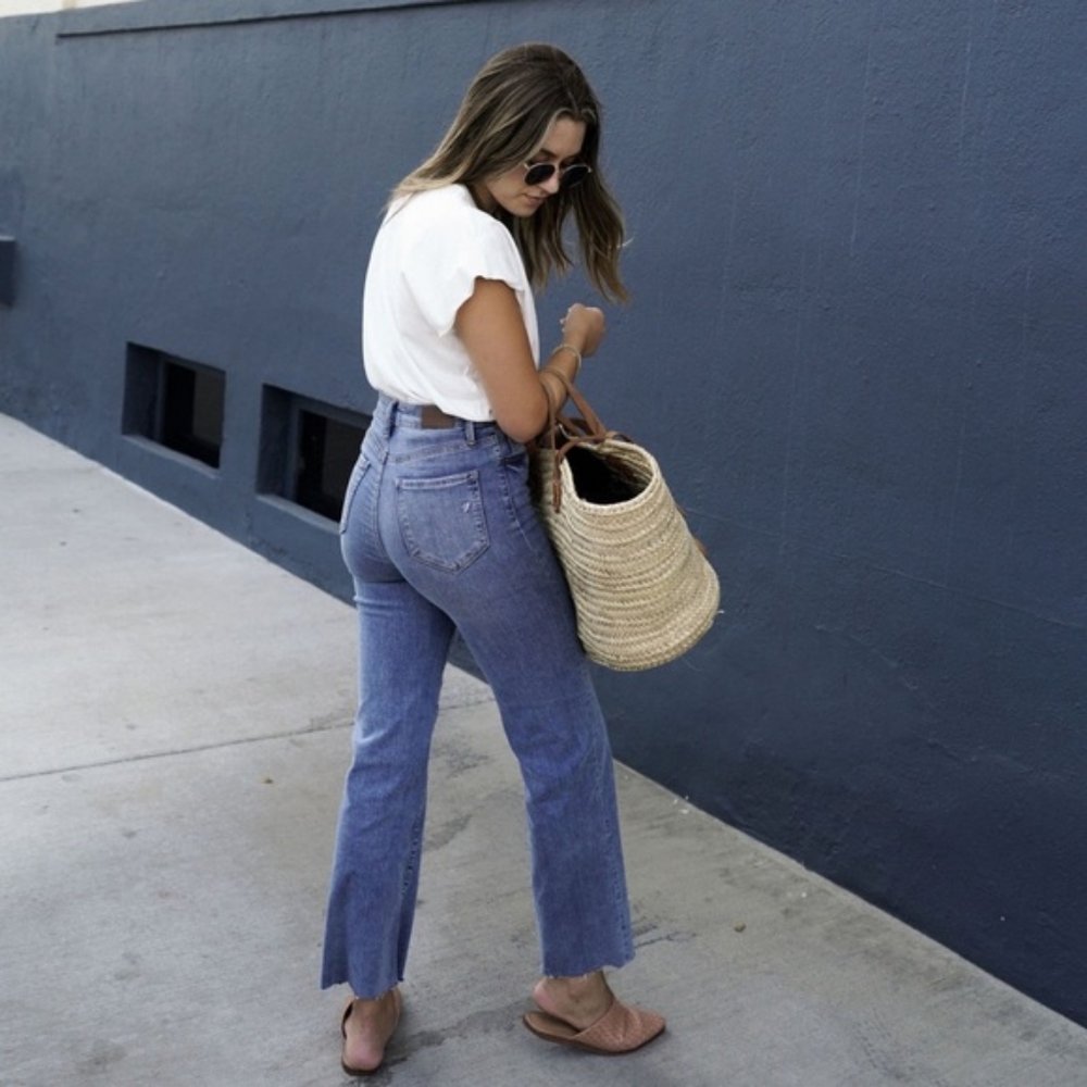 Carly Jean Los Angeles Laurel High Rise Wide Leg Crop Jean 9 / 30